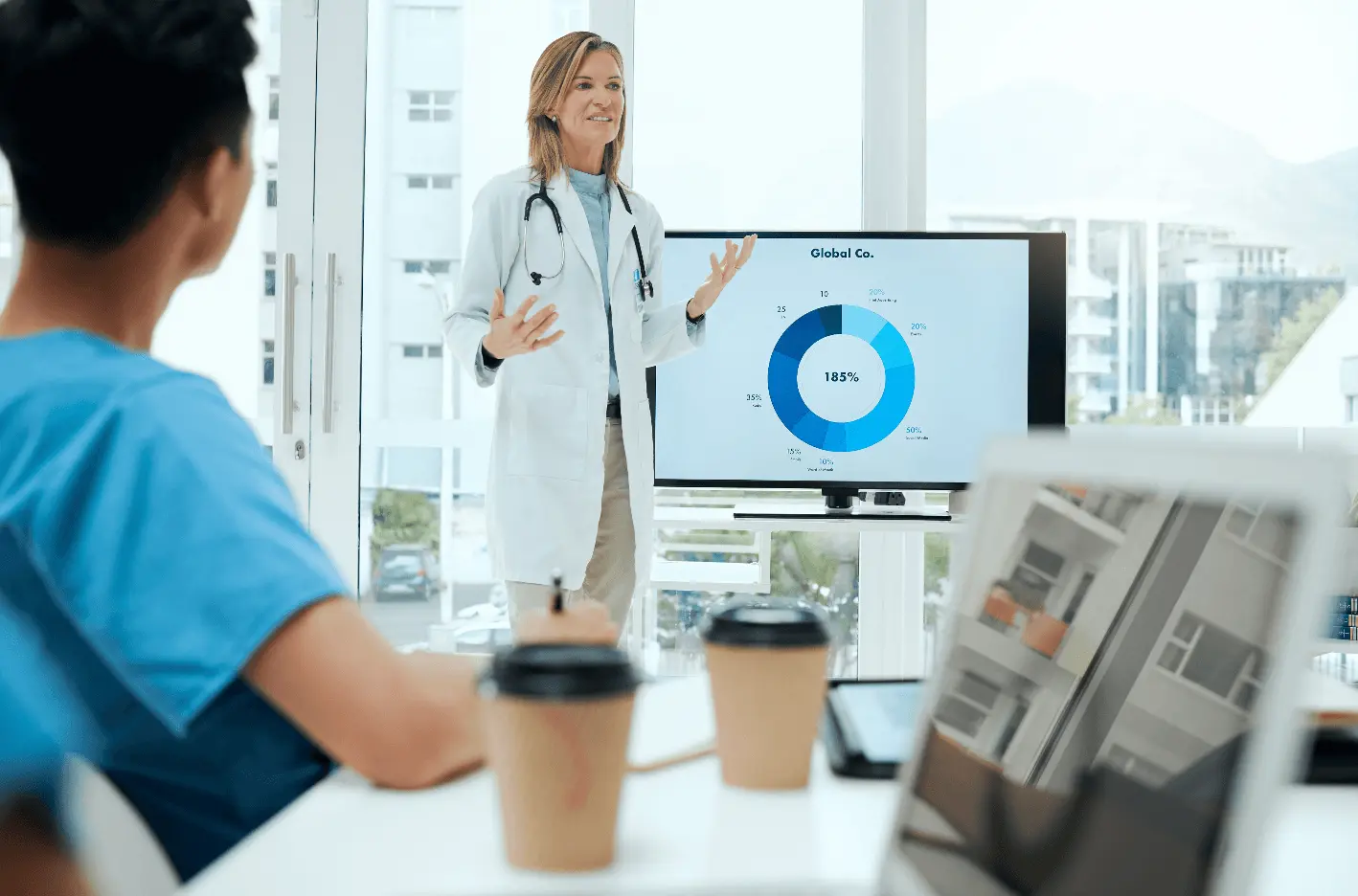 marketinag médico palestra médica gráfico Aprenda marketing digital para iniciantes em 15 minutos: entenda os fundamentos, escolha canais, evite erros e comece hoje a atrair clientes online com estratégia.