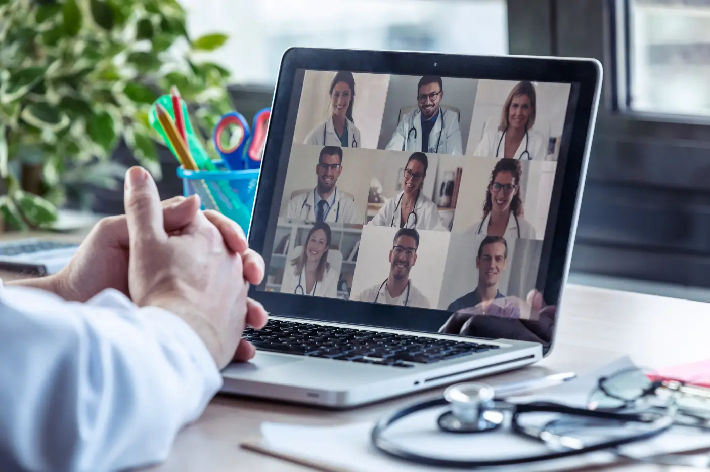 médicos conversando em videochamada