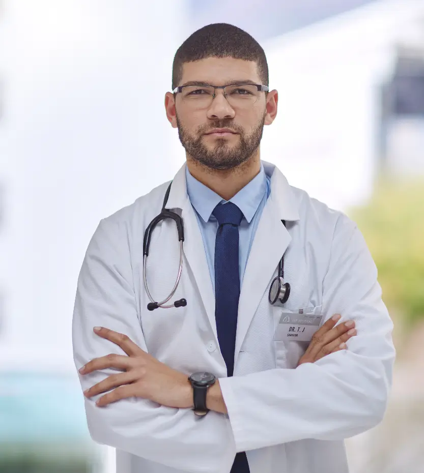 médico no corredor do hospital