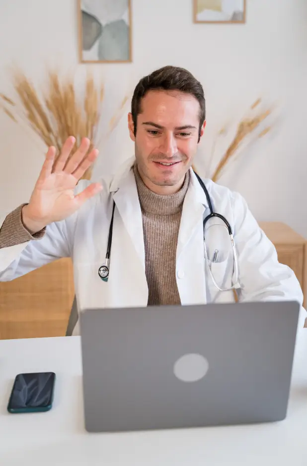 medico trabalhando por telemedicina