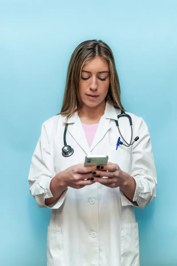 médica usando whatsapp business para falar com pacientes