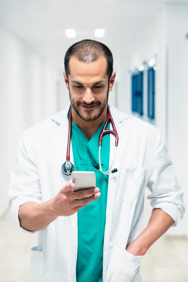 médico respondendo inbox
